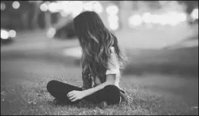 Comme une fleur si sensible, ses amis la __.