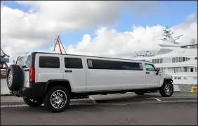 La __ attend dans le jardin.