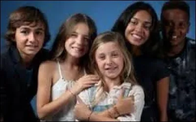 Une fille des Kids United a-t-elle crié "Levez-vous" au Téléthon ?