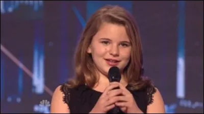 Anna Christine, elle s'accompagne d'un piano, elle interprète "House of the rising sun" du groupe ...