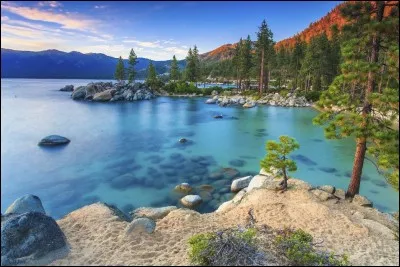 Comment s'appelle ce lac de la frontière entre la Californie et le Nevada ?