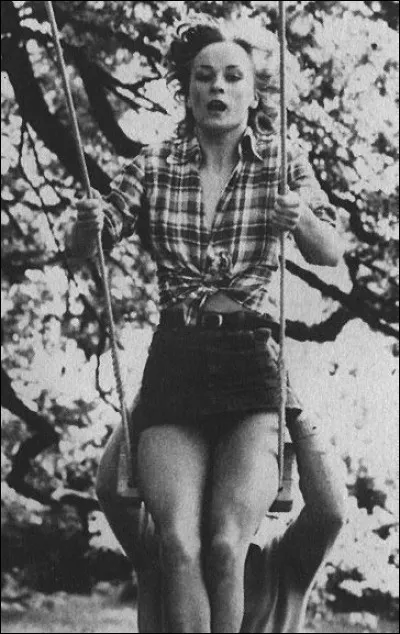 "La jeune fille assassinée" est un film de 1974, se présentant comme un enquête, avec Sirpa Lane et Michel Duchaussoy : qui en est le réalisateur ?