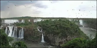 C'est juste incroyable ! C'est le rio Iguaçu ! Où se trouve-t-il ?