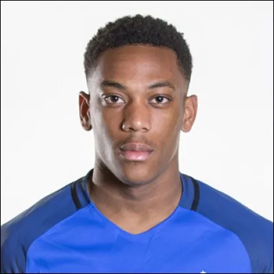 Le n°11 de l'équipe est lui aussi un attaquant des Bleus. 
Il n'a pas beaucoup joué lors de l'Euro. Il est actuellement en couple avec une star de la télé-réalité. C'est...