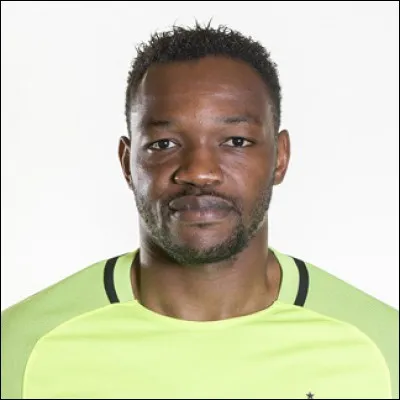 Le n°16 de l'équipe est gardien de but. Nous ne l'avons pas vu jouer pendant l'Euro mais il a joué aux matchs amicaux qui ont suivi la compétition. C'est...