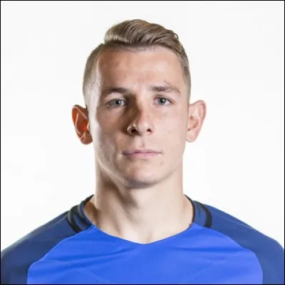 Le n°17 de l'équipe est défenseur. Il n'a pas joué beaucoup de matchs pendant l'Euro. C'est...