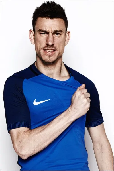 Le n°21 de l'équipe est un défenseur. Il a été très bon lors de la finale de l'Euro. Il a été accusé d'avoir touché le ballon avec la main. C'est...