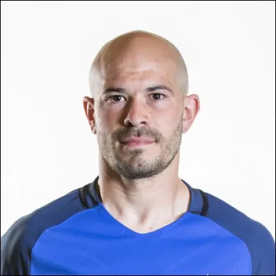 Le n°2 de l'équipe est un des défenseurs des Bleus que l'on n'a pas vu jouer lors de l'Euro. C'est...