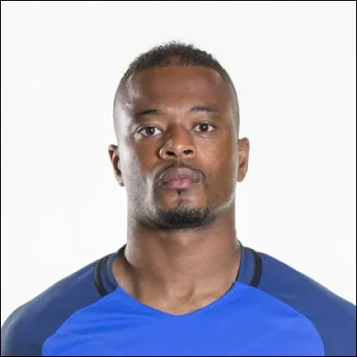 Le n°3 de l'équipe est lui aussi un défenseur qui a dansé avec l'un des autres joueurs sur la chaîne YouTube de la FFF. C'est...