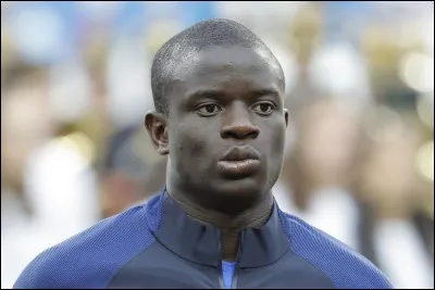 Le n°5 de l'équipe est milieu de terrain. C'est...