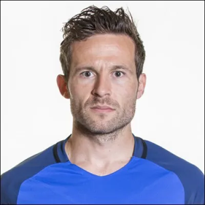 Le N°6 de l'équipe est aussi milieu de terrain et il n'a pas beaucoup joué lors de l'Euro. C'est ...