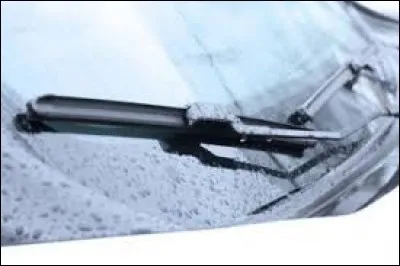 Les essuie-glaces sont 3. (vitre avant)