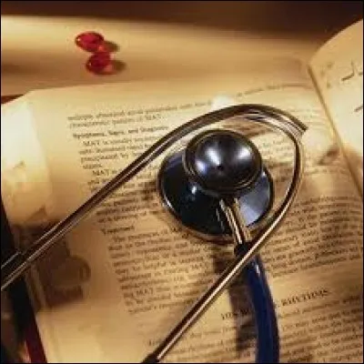 Certains ouvrages datant du XVIIIe au XIXe siècles, notamment ceux traitant sur la médecine, avaient une couverture assez spéciale. En effet, la couverture était différente de celle que l'on connaît maintenant. Saurez-vous être assez fous pour choisir la bonne réponse et me dire en quoi les couvertures étaient faites ?