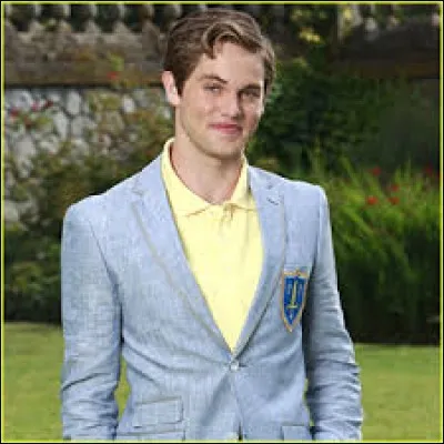 De quelle couleur les chaussures de Chad sont-elles lors de son petit rendez-vous avec Evie sous les gradins ?