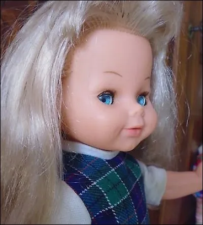Née dans les années 60, cette poupée française née à Perpignan, était encore créée en 1970 ! Elle suit des yeux !