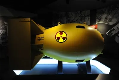 Parmi ces différentes bombes nucléaires, laquelle est la moins destructrice ?