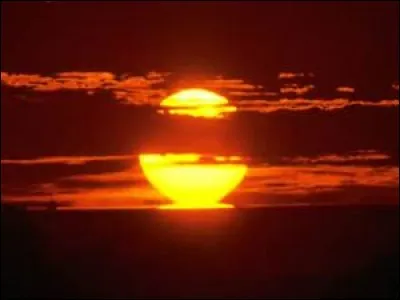 Qu'est-ce qui ne fait pas de bruit en se levant, mais qui réveille tout le monde ?