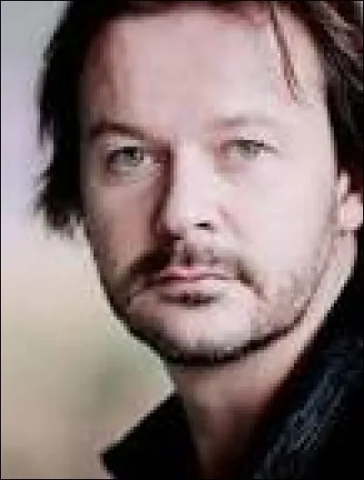 Comment s'appelle l'entraîneur de rugby de l'adolescent ?