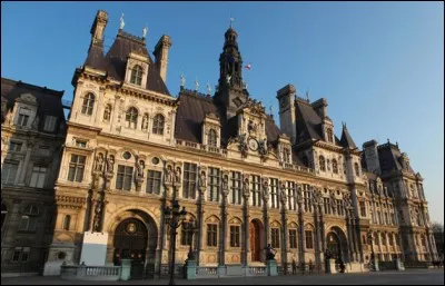 Où se situe l'Hôtel de Ville ? Citez l'arrondissement.