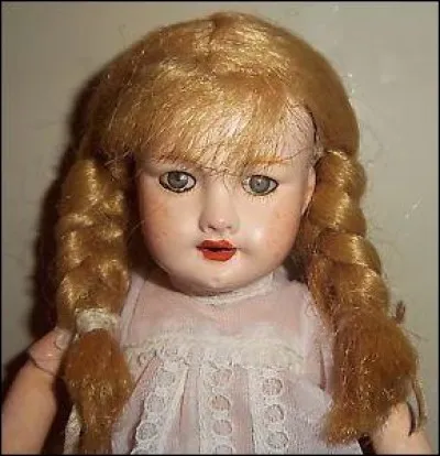 Quel est le nom de cette poupée ancienne créée en 1905 ?