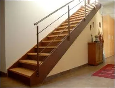 L'inverse de "sur", on peut s'il concerne un immeuble descendre l'escalier...