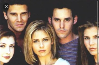 Dans la saison 1, Qui découvre le secret de Buffy ?