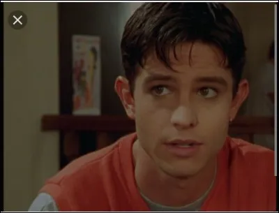 Qui est le vieil ami de Buffy qui a emménagé à Sunnydale ?