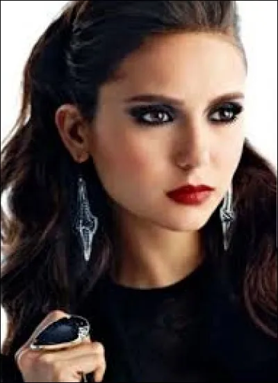 De quelle couleur sont ses cheveux et ses yeux ?