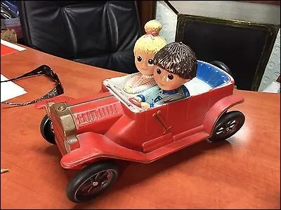 Tiens ! Qui sont les propriétaires de cette voiture ?