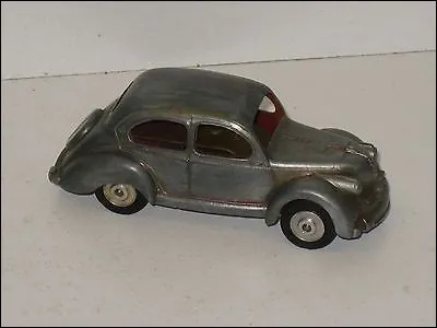 Très vieille voiture, elle se nomme Dyna, c'est une :