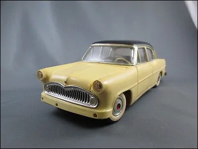 Il a dépoussiéré cette voiture des années 50, de marque :
