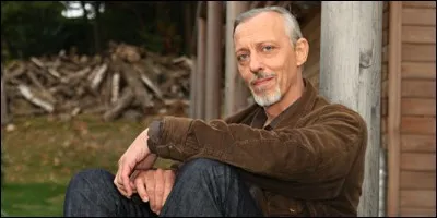 Ce chanteur est le frère de Charlélie. Quel est son nom ?