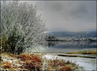 Quant à elle, elle interprète sa chanson "loin du froid de décembre" :