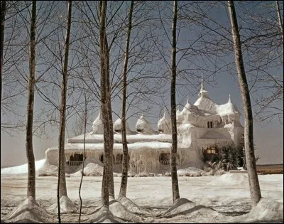 On se souvient de ces mots sur une musique mythique : "oubliant l'heure, la guerre, la peur le froid". Dans quel film ?