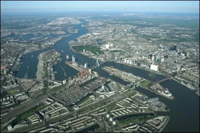 Quelle est la capitale du pays qui est connu pour son port de Rotterdam ?