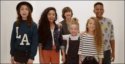 Quel âge a-t-elle quand on la voit pour la première fois avec les Kids ?