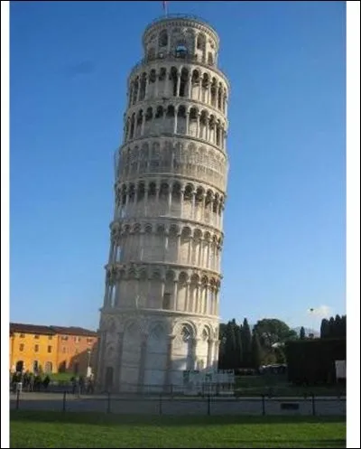 Lequel de ces monuments fait partie des Sept Merveilles du monde ?