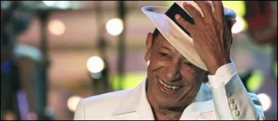 Ce chanteur, humoriste, a débuté dans des orchestres de jazz. Il est connu pour quelques grands succès tels que "Maladie d'amour" ou "le lion est mort ce soir". De qui s'agit-il ?