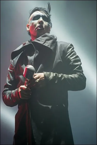 Sous quel nom de scène est plus connu Brian Hugh Warner, le chanteur de rock de la photo ?