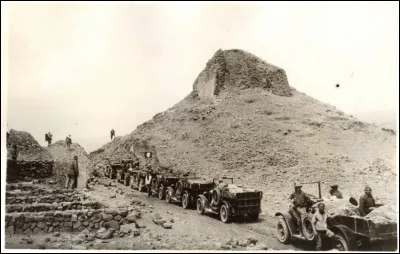 Entre 1922 et 1930, Andrews dirigea un convoi monumental composé la plupart du temps de huit automobiles Dodge, précédées par...