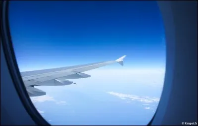 Après avoir fait cela, je prends place dans l'avion en contemplant le ciel bleu par le "hublot".