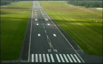 Une fois que j'ai bu mon jus d'orange, je me rends compte que "la piste d'atterrissage" est très proche.