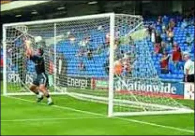 Qui ne fait pas partie des phases finales de la Ligue des champions ?