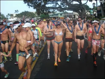 Trouvez ce qui est fêté à Hawaï, dans la petite ville de Kona !