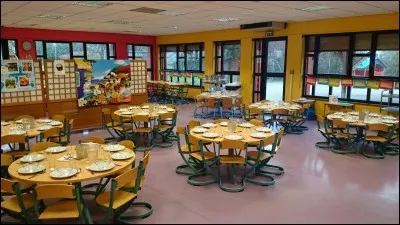 Ce midi, à la cantine, c'est petit pois carottes, boeuf et en dessert une gaufre. Tu ...