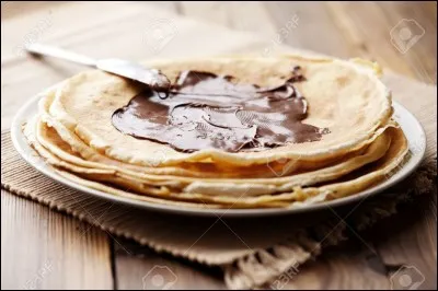 Ton amie n'a pas fini sa crêpe au Nutella, que fais-tu ?