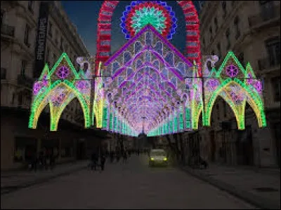 De la spiritualit&eacute;. Depuis quand date la tradition de la F&ecirc;te des Lumi&egrave;res se d&eacute;roulant &agrave; Lyon en l'honneur de la Vierge ?