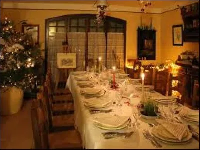 Une tradition proven&ccedil;ale. &Agrave; quoi correspondent les trois nappes blanches dispos&eacute;es sur les tables proven&ccedil;ales joliment &eacute;clair&eacute;es de trois bougies ?