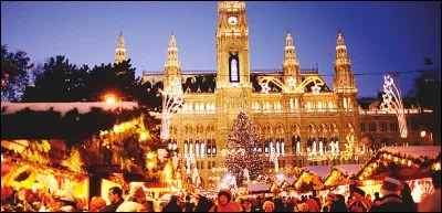 Ambiance festive, magique. Une autre ville, magnifique, ferme tous ses commerces, cin&eacute;mas et th&eacute;&acirc;tres afin que tout le monde participe &agrave; la belle f&ecirc;te de No&euml;l, durant la nuit, dans toutes les rues du centre. Laquelle ?