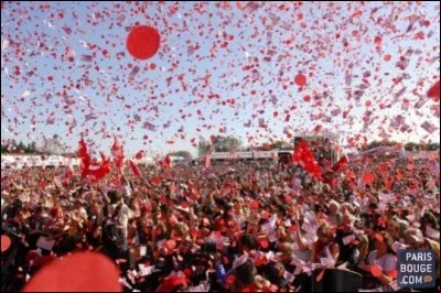 Durant quel mois de l'année, célèbre-t-on la "Fête de l'Huma" ?